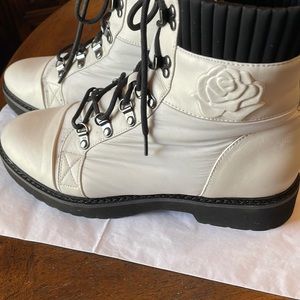 Taryn Rose 9.5 boots